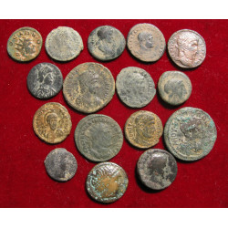 Lot petit prix - 16 monnaies antiques (majoritairement romaines)