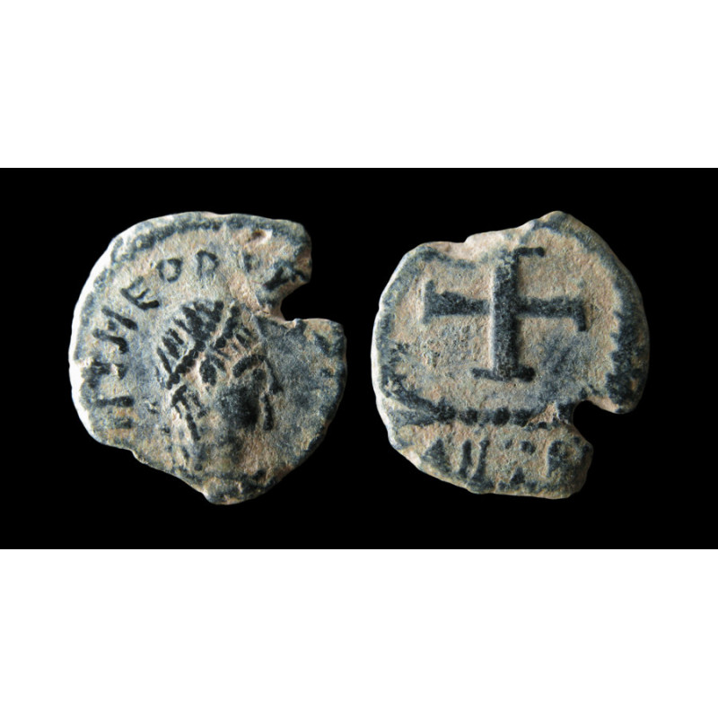 Theodosius II – Nummus frappé à Antioche – Croix dans une couronne – RIC 453