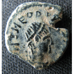 Theodosius II – Nummus frappé à Antioche – Croix dans une couronne – RIC 453