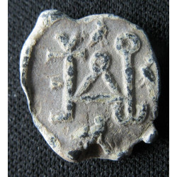 Théodotos. Sceau byzantin en plomb (Ø 14 mm, 2,89 g). VIᵉ siècle.