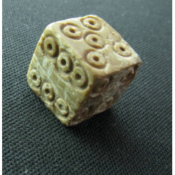 Dé antique cubique en os – Époque romaine – Ier–IIIe siècle apr. J.-C