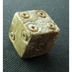 Dé antique cubique en os – Époque romaine – Ier–IIIe siècle apr. J.-C