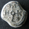 Nonnos, oikonomos (?) - Sceau byzantin en plomb (Ø 15 mm, 4,00 g). Vᵉ–VIᵉ siècle.