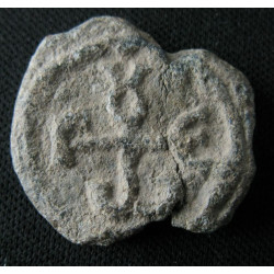 Georges, protonotaire. Sceau byzantin en plomb (Ø 20/21 mm, 7,04 g). VIᵉ–VIIᵉ siècle.