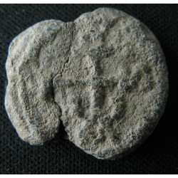 Georges, protonotaire. Sceau byzantin en plomb (Ø 20/21 mm, 7,04 g). VIᵉ–VIIᵉ siècle.