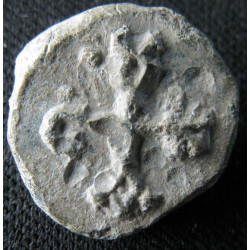 Isaakios. Sceau byzantin en plomb (Ø 13 mm, 3,84 g). VIe siècle.