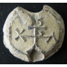 Prokopios, chartulaire. Sceau byzantin en plomb (Ø 23 mm, 10 g). VIᵉ siècle.
