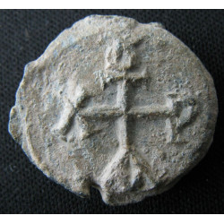 Théophane, chartulaire. Sceau byzantin en plomb (Ø 23 mm, 8,7 g). VIIᵉ siècle.