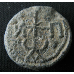 Georges, apo eparchon. Sceau byzantin en plomb (Ø 19 mm, 13,15 g). VIIᵉ siècle.