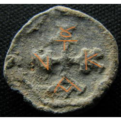 Kottanos. Tessère byzantine en plomb (Ø 15 mm, 3,47 g). VIᵉ siècle.