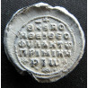 Théophylacte, primicier. Sceau byzantin en plomb (Ø 20 mm, 6,51 g). Xᵉ–XIᵉ siècle.