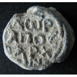 Théodore, ancien préfet. Sceau byzantin en plomb (Ø 18 × 20 mm, 6,38 g). VIᵉ–VIIᵉ siècle.