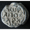 Théodore, ancien préfet. Sceau byzantin en plomb (Ø 18 × 20 mm, 6,38 g). VIᵉ–VIIᵉ siècle.