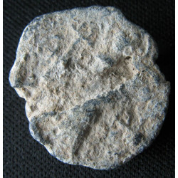 Théodore, ancien préfet. Sceau byzantin en plomb (Ø 18 × 20 mm, 6,38 g). VIᵉ–VIIᵉ siècle.