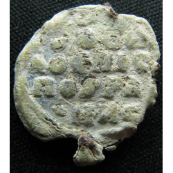 Théodore, évêque et recteur (?). Sceau byzantin en plomb (Ø 18 × 21 mm, 4,77 g). XIe siècle.