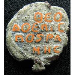 Théodore, évêque et recteur (?). Sceau byzantin en plomb (Ø 18 × 21 mm, 4,77 g). XIe siècle.