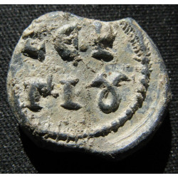 Sergios, stratelate. Sceau byzantin en plomb (Ø 21 mm, 8,51 g). VIᵉ–VIIᵉ siècle.