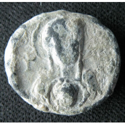 Isidoros. Sceau byzantin en plomb (Ø 16 mm, 5,69 g). VIᵉ siècle.