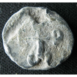 Isidoros. Sceau byzantin en plomb (Ø 16 mm, 5,69 g). VIᵉ siècle.