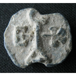 Eudikios, spatharios. Sceau byzantin en plomb (Ø 17 mm, 5,20 g). VIIᵉ siècle.