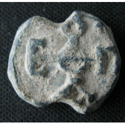 Eudikios, spatharios. Sceau byzantin en plomb (Ø 17 mm, 5,20 g). VIIᵉ siècle.