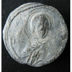 Théodore, stratelates et illustrios (?). Sceau byzantin en plomb (Ø 21 mm, 6,20 g). XIᵉ siècle.