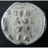 Théodore, stratelates et illustrios (?). Sceau byzantin en plomb (Ø 21 mm, 6,20 g). XIᵉ siècle.