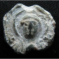 Pierre, métropolite. Sceau byzantin en plomb (Ø 16 mm, 4,74 g). VIᵉ–VIIᵉ siècle.