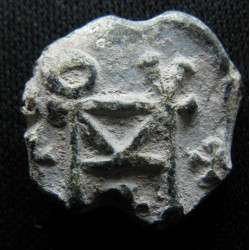 Pierre, métropolite. Sceau byzantin en plomb (Ø 16 mm, 4,74 g). VIᵉ–VIIᵉ siècle.