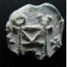 Pierre, métropolite. Sceau byzantin en plomb (Ø 16 mm, 4,74 g). VIᵉ–VIIᵉ siècle.