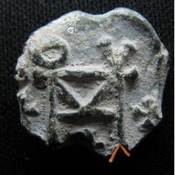 Pierre, métropolite. Sceau byzantin en plomb (Ø 16 mm, 4,74 g). VIᵉ–VIIᵉ siècle.