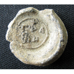 Sceau anonyme à la formule γραφὴ μηνύει. Sceau byzantin en plomb (Ø 16,81 mm, 4,93 g). XIᵉ siècle.