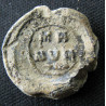 Sceau anonyme à la formule γραφὴ μηνύει. Sceau byzantin en plomb (Ø 16,81 mm, 4,93 g). XIᵉ siècle.
