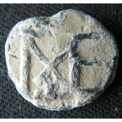 Constantin (?), apo éparchôn et commerciaire. Sceau byzantin en plomb (Ø 15 mm, 3,22 g). Vᵉ–VIᵉ siècle.