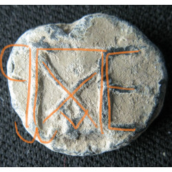 Constantin (?), apo éparchôn et commerciaire. Sceau byzantin en plomb (Ø 15 mm, 3,22 g). Vᵉ–VIᵉ siècle.