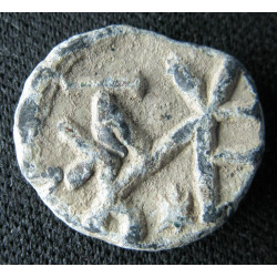 Constantin (?), apo éparchôn et commerciaire. Sceau byzantin en plomb (Ø 15 mm, 3,22 g). Vᵉ–VIᵉ siècle.