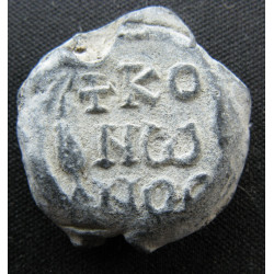 Kônôn, patrice. Sceau byzantin en plomb (Ø 23 mm, 15 g). VIIIᵉ siècle.