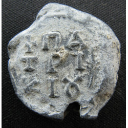 Kônôn, patrice. Sceau byzantin en plomb (Ø 23 mm, 15 g). VIIIᵉ siècle.