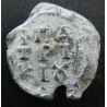 Kônôn, patrice. Sceau byzantin en plomb (Ø 23 mm, 15 g). VIIIᵉ siècle.