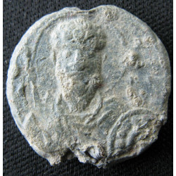 Théodore, ostiaire et chartulaire (?). Sceau byzantin en plomb (Ø 18,76 mm, 5,69 g). XIᵉ siècle.