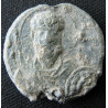 Théodore, ostiaire et chartulaire (?). Sceau byzantin en plomb (Ø 18,76 mm, 5,69 g). XIᵉ siècle.