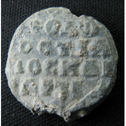 Théodore, ostiaire et chartulaire (?). Sceau byzantin en plomb (Ø 18,76 mm, 5,69 g). XIᵉ siècle.