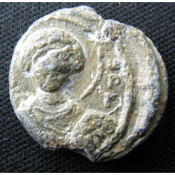 Constantin Sarantapodès, protospathaire épi tou Chrysotriklinou. Sceau byzantin en plomb (Ø 17,66 mm, 4,90 g). Xᵉ-XIᵉ siècle.