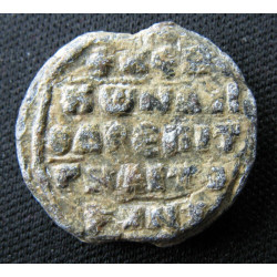 Constantin Sarantapodès, protospathaire épi tou Chrysotriklinou. Sceau byzantin en plomb (Ø 17,66 mm, 4,90 g). Xᵉ-XIᵉ siècle.