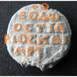 Théodore, ostiaire et chartulaire (?). Sceau byzantin en plomb (Ø 18,76 mm, 5,69 g). XIᵉ siècle.