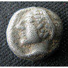 Ionie, Phocée – Diobole AR – Tête de nymphe au sakkos / Carré creux – Klein 452