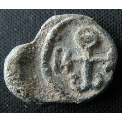 Elpidios et Thomas (?) Sceau byzantin en plomb (Ø 18 mm, 5,92 g). VIIᵉ siècle