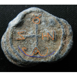 Zenonianos, stratélatès. Sceau byzantin en plomb (Ø 19 × 22 mm, 13,60 g). VIᵉ siècle.