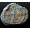 Zenonianos, stratélatès. Sceau byzantin en plomb (Ø 19 × 22 mm, 13,60 g). VIᵉ siècle.