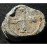 Zenonianos, stratélatès. Sceau byzantin en plomb (Ø 19 × 22 mm, 13,60 g). VIᵉ siècle.